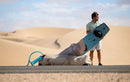 Rider che ripone la tavola in una sacca Duotone tra le dune, shooting ufficiale della Boardbag Single Compact 2027
