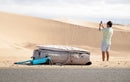 Borsa da viaggio Duotone aperta su una strada nel deserto mentre il rider scatta foto, shooting della Boardbag Single Foil 2027