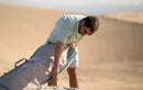 Rider che apre una sacca singola Duotone avorio tra le dune, collezione Boardbag Single Foil 2027