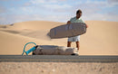 Rider che tira fuori una sacca Duotone dalla borsa da viaggio nel deserto, collezione Boardbag Single Foil 2027