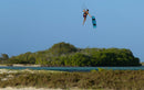Rider haciendo un salto de big air con la Duotone Click Bar 2027 sobre una laguna tropical