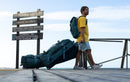 Rider arrastrando bolsas de viaje Duotone verdes por el muelle de Los Roques, colección Combibag 2027
