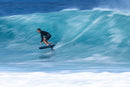 Finn Spencer haciendo prone foil en las olas turquesas de Guadalupe con la Duotone Crest SLS 2027