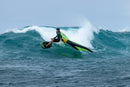 Jeffrey Spencer haciendo wingfoil en una ola de Guadalupe con el ala Duotone Unit SLS en verde lima