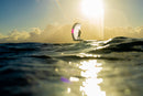 Finn Spencer haciendo kitefoil al atardecer en Guadalupe con la Duotone Crest SLS 2027