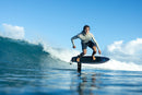 Finn Spencer surfeando una ola tropical en prone foil en Guadalupe