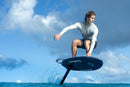 Rider en prone foil con la Duotone Crush SLS 2027 en primer plano bajo un cielo con nubes