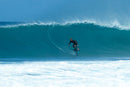 Rider surfeando en prone foil con la Duotone Crush SLS 2027 delante de una gran ola en Guadalupe