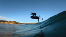 Rider en prone foil con la Duotone Crush SLS 2027 sobre la pared de una ola en la costa de Tasmania