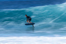 Rider en prone foil con la Duotone Crush SLS 2027 en una ola turquesa de Guadalupe