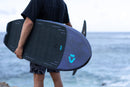 Rider sujetando la Duotone Crush SLS 2027 con el foil montado junto al mar