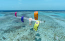 Rider a navegar com o kite Duotone Dice SLS 2025 numa lagoa tropical de coral