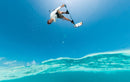 Rider a navegar com o kite Duotone Dice SLS 2025 em águas tropicais