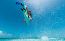 Rider a navegar com o kite Duotone Dice SLS 2025 junto a uma praia tropical