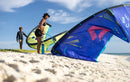 Kite Duotone Dice SLS 2025 numa praia tropical de areia na Venezuela