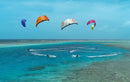 Rider a navegar com o kite Duotone Dice SLS 2025 numa lagoa tropical