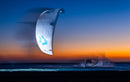 Kite Duotone Dice SLS 2026 branco ao pôr do sol com um rider a navegar a toda a velocidade