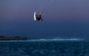 Rider a saltar ao anoitecer com o kite Duotone Dice SLS 2026