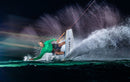 Rider a levantar uma cortina de água à noite com o kite Duotone Dice SLS 2026