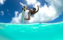 Rider a saltar com prancha de surf e o kite Duotone Dice SLS 2026 sobre águas turquesa