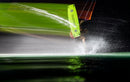 Rider navegando de noche con la cometa Duotone Dice SLS 2027 y una twintip verde