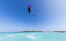 Rider haciendo un salto de freestyle con la Duotone Dice SLS 2027 sobre una laguna turquesa