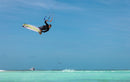 Rider saltando con twintip y la cometa Duotone Dice SLS 2027 en el Caribe