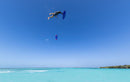 Rider en pleno salto de freestyle con la Duotone Dice SLS 2027 sobre aguas cristalinas