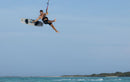 Rider haciendo un salto de freestyle con twintip y fijaciones Duotone Entity 360 2027