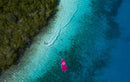 Vista aérea con dron de un rider navegando con fijaciones Duotone Entity 360 2027 junto a una laguna