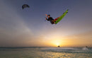 Rider saltando al atardecer con twintip y fijaciones Duotone Entity 360 2027 sobre el mar
