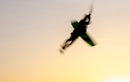 Silueta de un rider saltando al atardecer con fijaciones Duotone Entity Ergo 2027