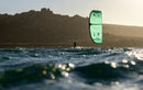 Rider a navegar com o Duotone Evo 2026 junto a um cabo rochoso