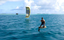 Rider a fazer kitefoil com o Duotone Evo D/LAB 2026 numa lagoa tropical