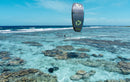 Rider a navegar com o Duotone Evo D/LAB 2026 numa lagoa com recife tropical