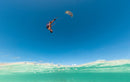 Rider a navegar com o Duotone Evo D/LAB 2026 em frente a uma praia tropical