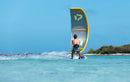 Rider a navegar com o Duotone Evo D/LAB 2026 e a barra Trust Bar numa lagoa tropical
