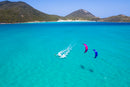 Vista aérea de riders a navegar com o kite Duotone Evo SLS 2025 em Arraial do Cabo