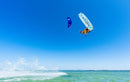 Rider a saltar com o kite Duotone Evo SLS 2025 sobre o mar