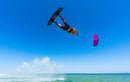 Rider com o Duotone Evo SLS 2025 e prancha de big air numa praia oceânica