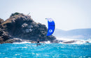 Rider a fazer kitefoil com o Duotone Evo SLS 2025 junto a falésias rochosas