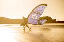 Rider a navegar com o kite Duotone Evo SLS 2025 de 8 m na praia