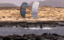 Rider a navegar com o Duotone Evo SLS 2026 junto a uma costa rochosa em Fuerteventura