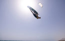 Edgar Ulrich a navegar com o Duotone Evo SLS 2026 Concept Blue numa praia oceânica