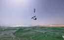 Rider a navegar com o Duotone Evo SLS 2026 em frente a uma praia oceânica