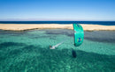 Rider a navegar com o Duotone Evo SLS 2026 numa lagoa tropical de água transparente e pouco funda