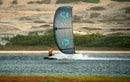 Rider a navegar com o Duotone Evo SLS 2026 numa lagoa costeira com dunas