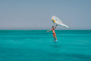 Chiara Socin in volo in wingfoil sulle acque turchesi dell'Egitto con la wing Unit SLS Concept Blue