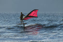 Finn Spencer haciendo wingfoil en Maui con el ala Duotone Float en rosa y negro