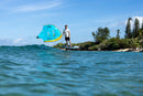 Jeffrey Spencer haciendo wingfoil en la costa de Maui con el ala Duotone Unit D/LAB en cian y amarillo